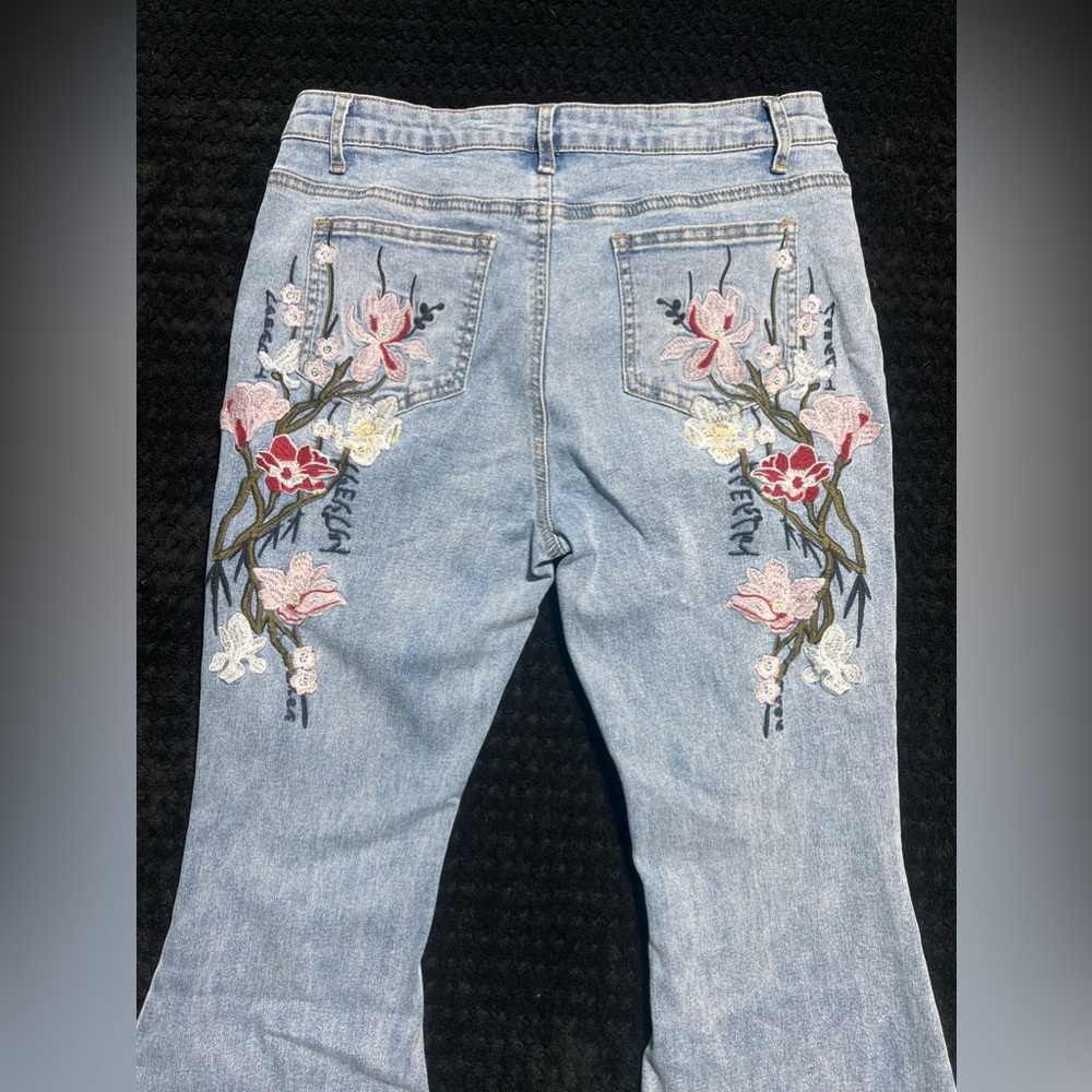 Shein Floral Embroidered Flared light blue Jeans size L 80%Cotton 15% polyester - Picture 4 of 10